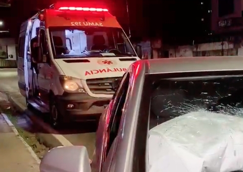 Motorista fica ferido após acidente entre carro e caminhão coletor de lixo em Manaus