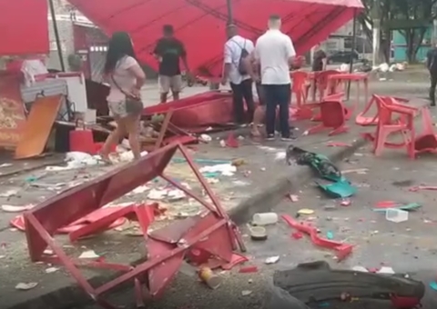 Carro em alta velocidade destrói barraca de café em Manaus