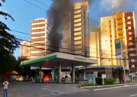 Carro explode enquanto abastecia em posto; três pessoas ficaram feridas