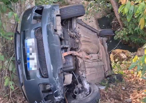 Carro fica 'pendurado' sobre igarapé após acidente no Dom Pedro