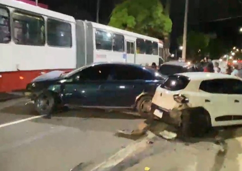 'Racha' termina em acidente e destruição de oito veículos em Manaus