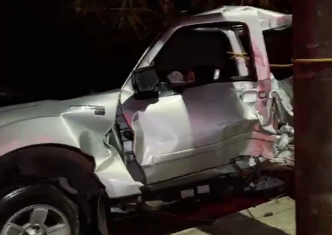 Motorista atinge poste em acidente e fica preso às ferragens