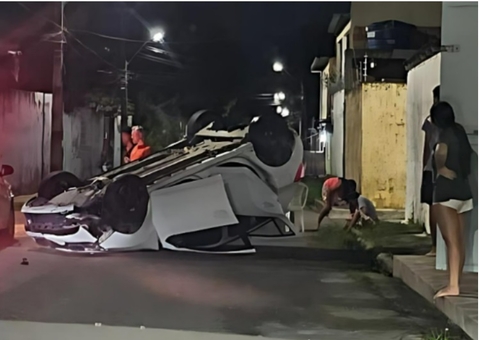 No Natal, motorista capota carro em rua de Manaus