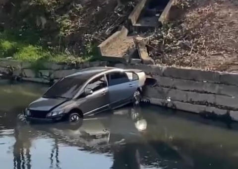 Carro despenca dentro de igarapé em Manaus 