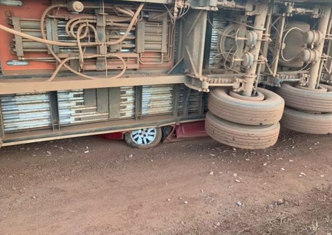 Carreta esmaga carro e casal escapa da morte; veja 