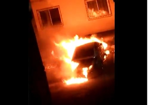 Vídeo mostra carro em chamas em condomínio de Manaus; 2° caso em semanas