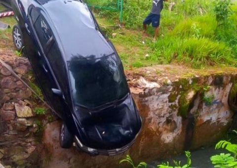 Motorista fica ferido após carro despencar em igarapé em Manaus