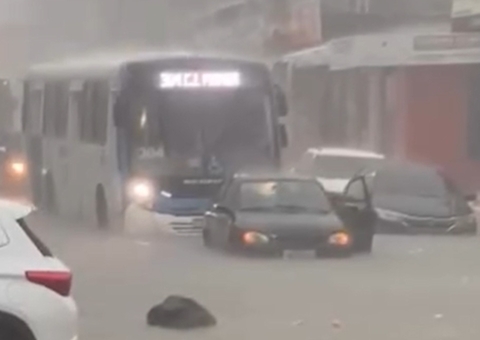 Temporal transforma ruas de Manaus em rios e motoristas enfrentam enxurrada