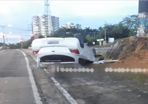 Homem fica ferido após carro invadir calçada e capotar em Manaus