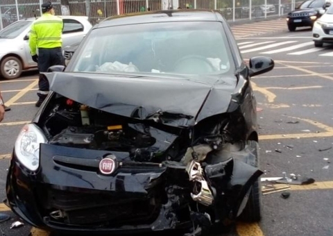 Acidente em avenida deixa carro destruído em Manaus