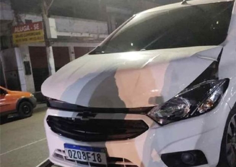 Assaltantes trocam tiros com a polícia e destroem carro durante fuga em Manaus