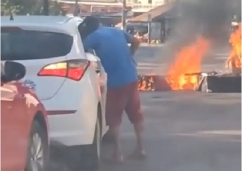 Vídeo: Criminosos armados bloqueiam rua e ameaçam motoristas em Manaus
