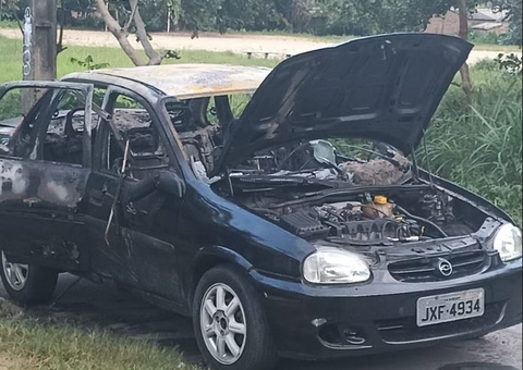 Suposto carro usado em triplo homicídio em campo é achado incendiado em Manaus