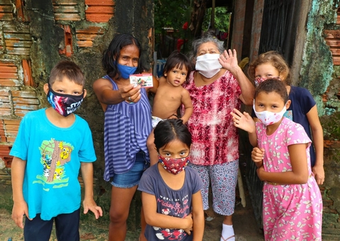 Mil cartões do Auxílio Estadual são entregues nesta terça em Manaus