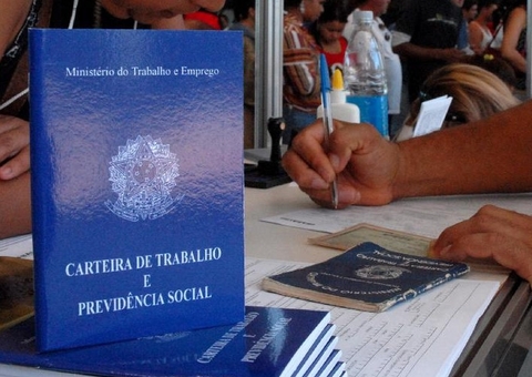 Brasil criou 120,9 mil empregos formais em abril, diz Caged