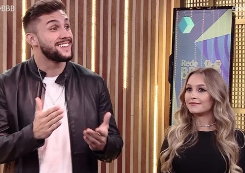 Arthur diz que ainda está apaixonado por Carla Diaz e atriz fica sem graça 