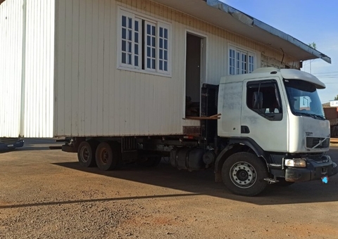 Casa com mais de 10 metros é levada por caminhão em SC