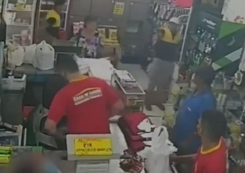 Vídeo: Dupla assalta mercadinho e ameaça atirar em criança e idosos em Manaus
