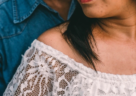 Mulher que adotou sobrenome de marido se arrepende após família adoecer