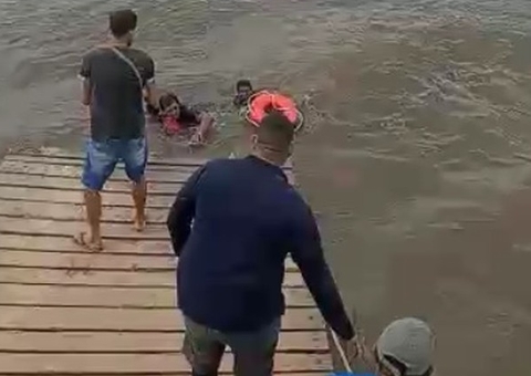 Vídeo mostra casal sendo resgatado após ficar à deriva no Rio Negro 