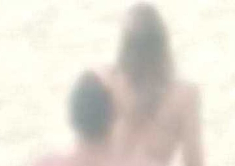 Casal é flagrado fazendo sexo na praia em plena luz do dia 