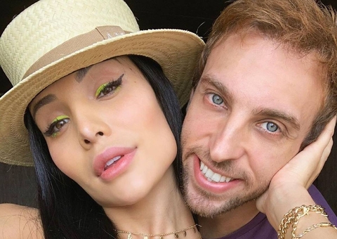 Aline Mineiro e Léo Lins são flagrados aos beijos durante Réveillon; fotos