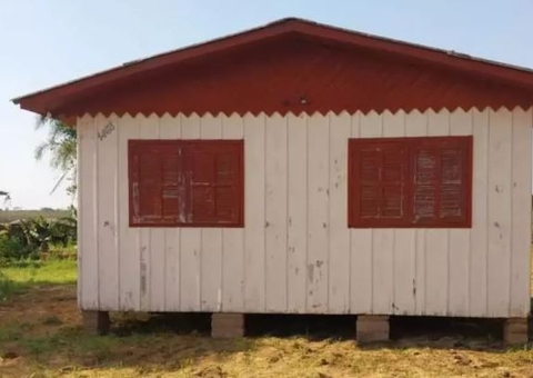 Carpinteiro leva calote e coloca em caminhão casa que construiu para casal
