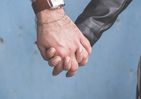 Sertaneja famosa vive namoro fake com cantor para provocar o ex, diz colunista