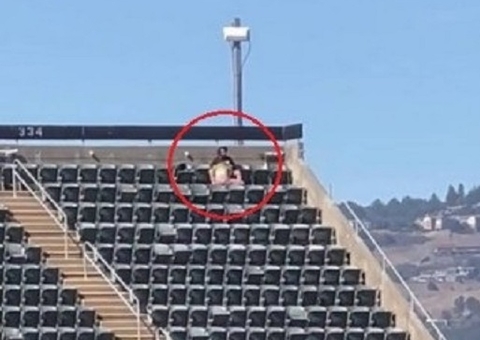 Após vídeo de sexo oral em arquibancada, polícia divulga foto de casal procurado 