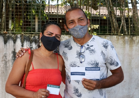 Juntos há 30 anos, casal toma 1ª dose da vacina no Dia dos Namorados em Manaus
