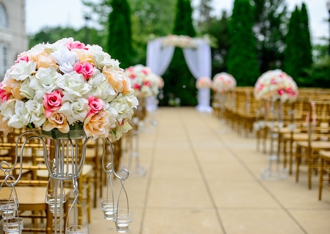 Pai de noiva é esfaqueado por primo do noivo durante festa de casamento  