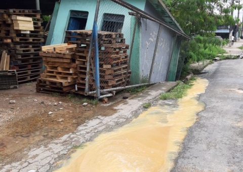 Escritório de empresa desaba após adutora romper em Manaus