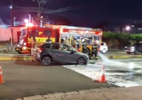 Acidente: Carro invade canteiro central e por pouco não pega fogo em Manaus