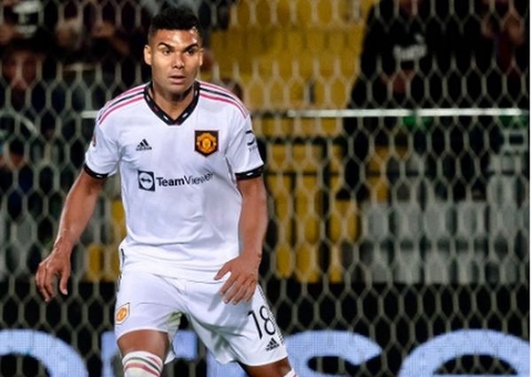 Casemiro brilha com gol, e Manchester United conquista Copa da Liga Inglesa