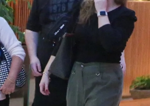 Casimiro curte passeio com a noiva em shopping e é tietado por fã