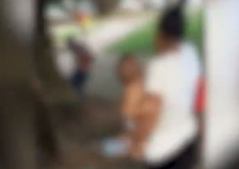 Com bebê no colo, mulher prepara 'casinha' e assiste morte de vendedor em Manaus 