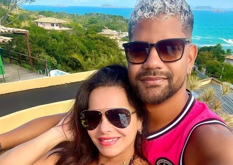 De biquíni, Viviane Araújo mostra barriga de gravidez ao lado do marido