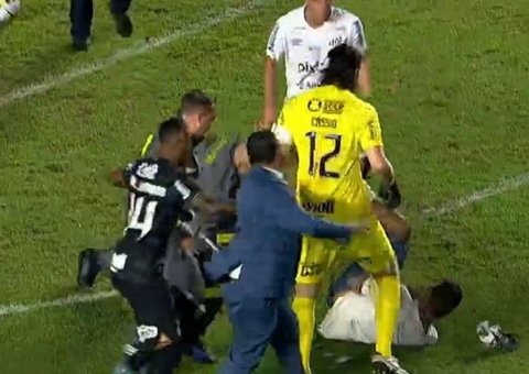 Torcedor do Santos invade campo e agride Cássio na Vila Belmiro; Vídeo