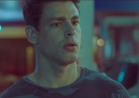 Se passando por Renato, Christian é reconhecido por amigo na frente de Bárbara