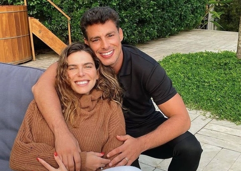 Aos 41, Cauã Reymond surge sarado ao lado da mulher após treino