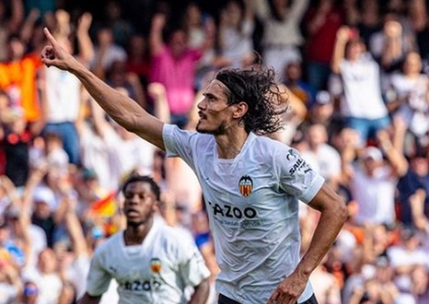 Cavani sai lesionado contra Barcelona e vira preocupação para a Copa