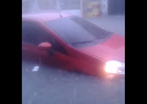 Vídeos mostram rastro de destruição deixado por temporal em Manaus