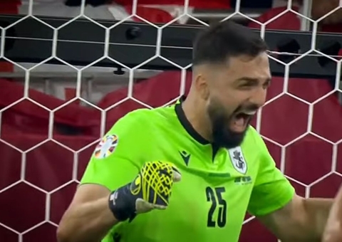 Liverpool avança em negociação para contratar goleiro do Valencia que se destacou na Eurocopa