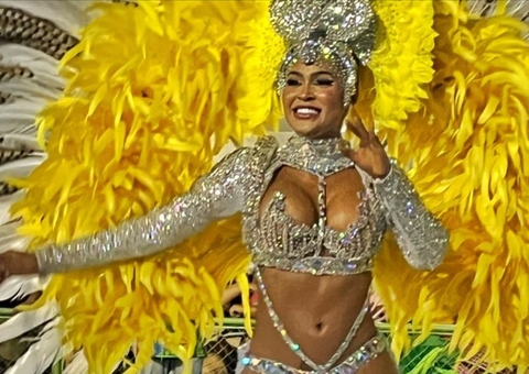 Mocidade de Aparecida encanta público com homenagem à UEA