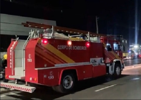 Carro pega fogo e fica destruído em avenida de Manaus