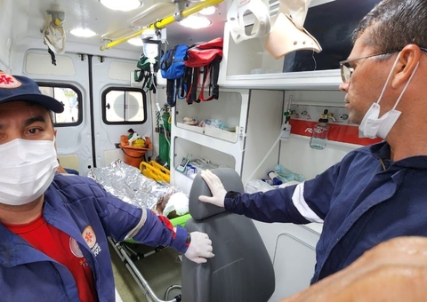 Idoso tem queimaduras de 1º e 2º graus após casa explodir em Manaus