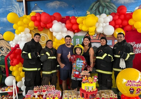 Bombeiros fazem surpresa no aniversário de 9 anos de criança com TEA em Manaus