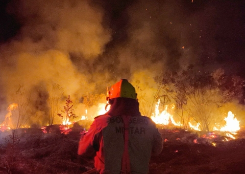 Incêndio destrói área de mata e quase atinge casas em Boca do Acre