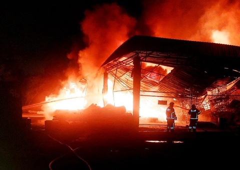 Incêndio de grande proporção destrói fábrica de colchões em Manaus