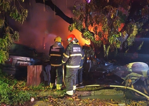 Incêndio destrói casa e assusta vizinhança no Tancredo Neves